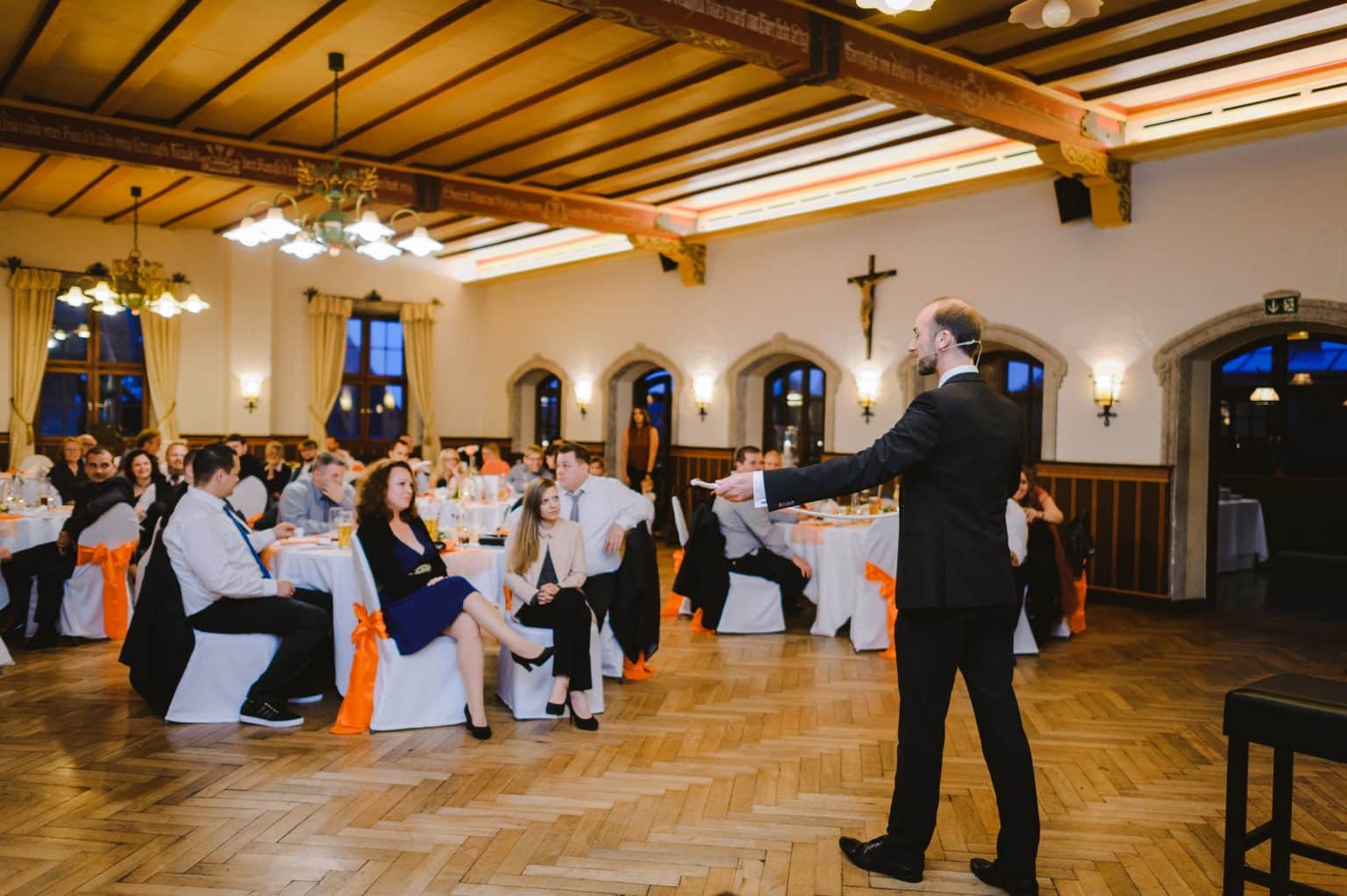 Magier Hochzeit München, Weilheim, Starnberg, Murnau buchen. Zauberer Andreas Maier: Zauberkünstler, Mentalist, Entertainer aus Wolfratshausen. Firmenfeier, Showeinlage Hochzeit, Geburtstag