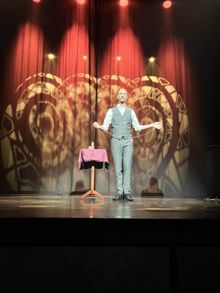 Andreas Maier im Theater der Mein Schiff 7 bei einer Zaubershow